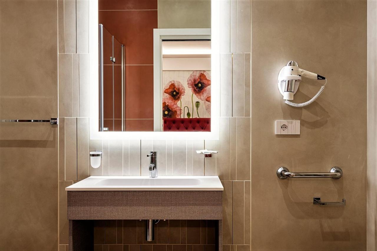Petit Hotel Прато Экстерьер фото