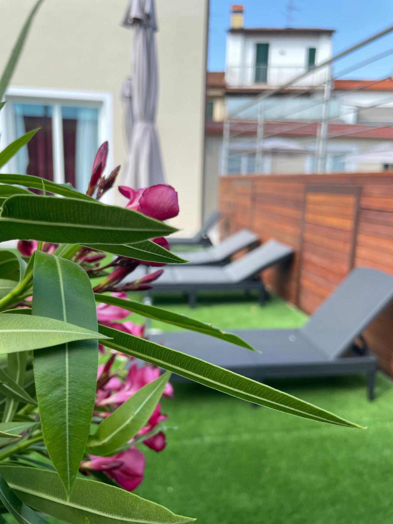 Petit Hotel Прато Экстерьер фото